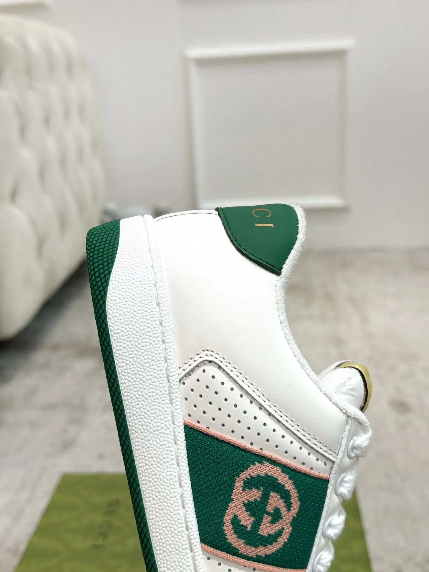 Ex-factory price: 540💰 GUCCI Gucci's newly upgraded back cover lining, top-notch old dirty shoes, classic casual sports shoes for couples, retro sneakers and old G family dirty shoes, updated at the counter simultaneously! ①The shoe upper has the same water-based edge coating process as the original version⚠️The ordinary oil edges on the market have a strong glue feel and are easy to fall off! Grade A first-layer nubuck leather (with pores)/matching computer embroidered double G cloth, high-density terry velvet lining. ② A PVC transparent small round mark sealing line is added to the details of the midsole. The mold is opened six times and the jewelry craftsmanship is used to customize the two-color double G buckle, striving to be the same as the original version. A pair of buttons is more than three times more expensive than ordinary buckles on the market. ③An old two-color washable label, the chip is placed on the outer waist of the right foot, the entire shoe is completely hollowed out with rubber technology, TUP material (rubber to distinguish the market) with the latest green packaging from the counter, 3D printed handbag, and a pair of shoelaces. There is no pressure when entering and exiting the counter. You can buy a 1:1 accurate replica of the original version and modify and upgrade it repeatedly. The details are perfectly restored, the materials are all customized, and they are truly top-notch. Please look at the details clearly to identify the quality. Upper: First-layer frosted cowhide/embroidered double G cloth. Lining: original high-density velvet lining. Foot pads: original pearlescent sheepskin. Outsole: private molded vacuum TPU material. Packaging: original top-grade full set packaging at the counter. Shoe size: women's size 35-40, men's size 39-44 (men's size 38, 45🉑️customized, non-returnable)